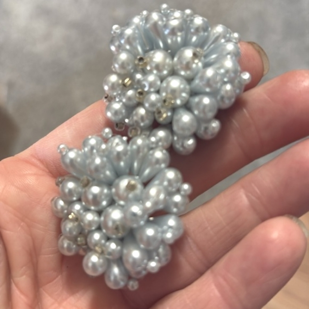 VINTAGE FAUX GRAY CLUSTERED PEARL SILVER-TONE CLIP-ON 1.4" EARRINGS - Picture 5 of 8